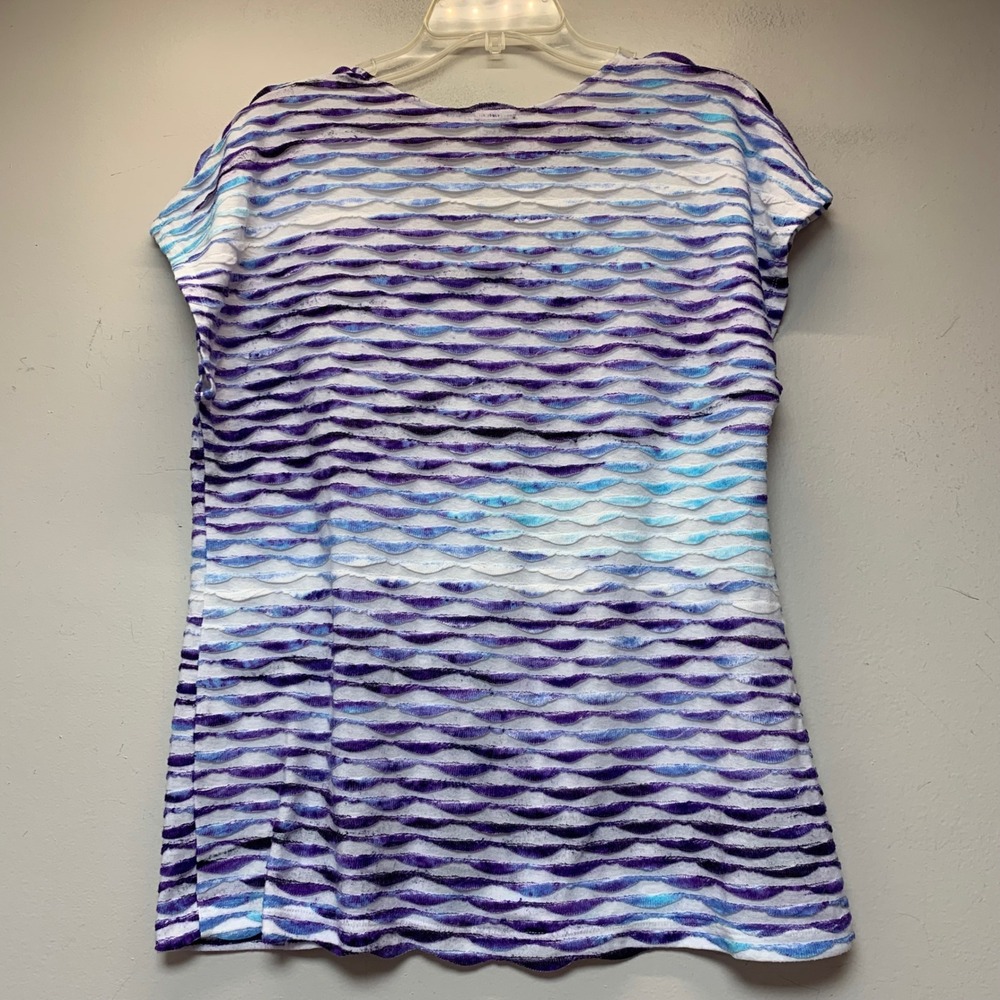 Chico's Easywear Blouse Women 2 Purple Blue Wave Textured V-Neck Excellent Top - Picture 6 of 7